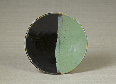 《緑黒釉掛分皿》 鳥取県・牛ノ戸 1930年代 日本民藝館